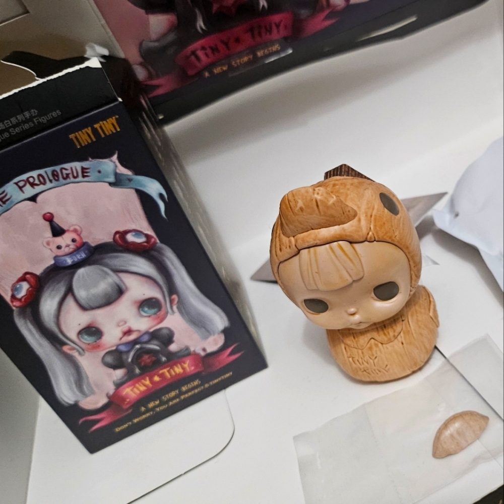 Popmart Tiny Tiny Prologue **LIE Figure